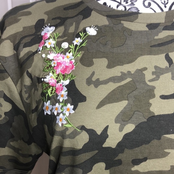 NWOT Floral Embroidered Camouflage Short Sleeve Tee - Picture 2 of 6
